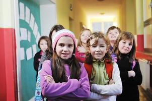 Lycklig barn grupp i skola foto