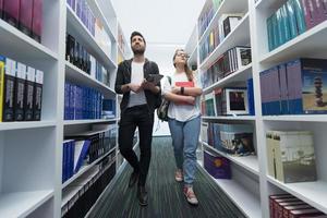 studenter grupp i skola bibliotek foto