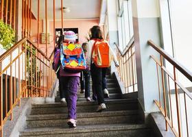 Lycklig barn grupp i skola foto