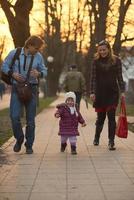 ung gravid par ha roligt och koppla av foto