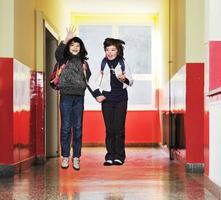 Lycklig barn grupp i skola foto