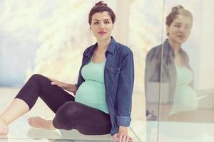 gravida kvinnor som sitter på golvet foto