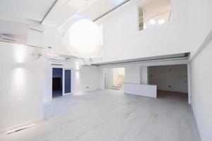 Sverige, 2022 - interiör av tömma eleganta modern öppen Plats två nivå lägenhet foto