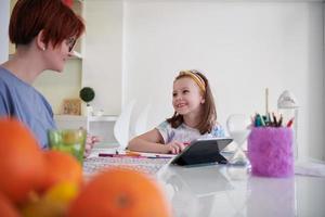 mor och liten dotter spelar tillsammans teckning kreativ konstverk foto