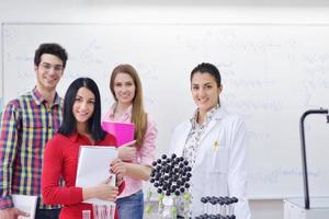 Lycklig tonåren grupp i skola foto