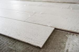 keramisk trä effekt plattor och verktyg för tiler på de golv foto