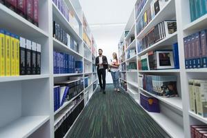 studenter grupp i skola bibliotek foto