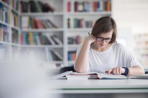 kvinna studerande studie i skola bibliotek foto