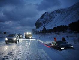 bil bogseras efter olycka i snöstorm foto