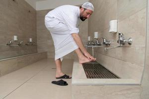 en muslim tar tvätt för bön. islamisk religiös rit foto