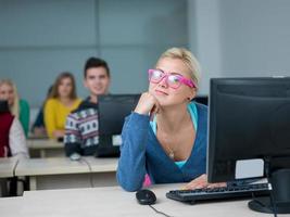 studenter grupp i dator labb klassrum foto