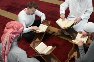 muslim människor i moské läsning quran tillsammans foto