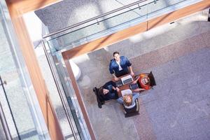 studenter grupp arbetssätt på skola projekt tillsammans foto