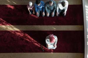 grupp av muslim människor bön- namaz i moskén. foto