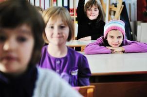 Lycklig barn grupp i skola foto