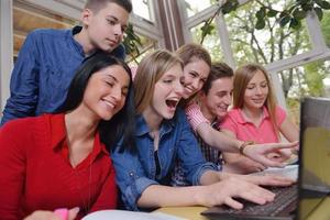 Lycklig tonåren grupp i skola foto