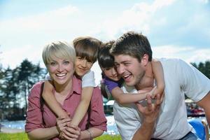 Lycklig ung familj ha roligt utomhus foto