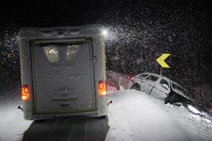 bil olycka på hal vinter- väg på natt foto