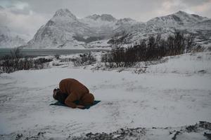 muslimsk resenär som ber i kall snöig vinterdag foto