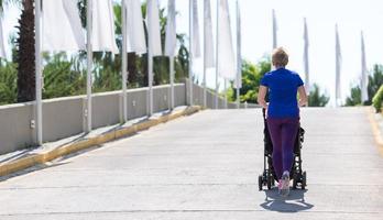 mamma med barnvagn som joggar foto