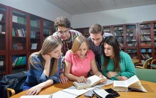 Lycklig tonåren grupp i skola foto