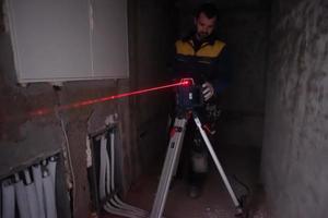 laserutrustning på en byggarbetsplats foto