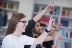 grupp av studenter höja händer upp foto