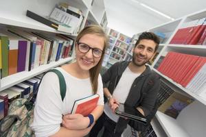 studenter grupp i skola bibliotek foto