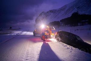 bil bogseras efter olycka i snöstorm foto