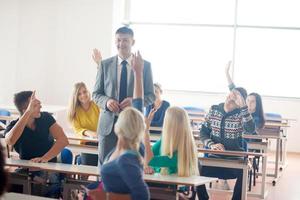 grupp av studenter med lärare på klass foto