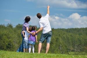 Lycklig ung familj ha roligt utomhus foto