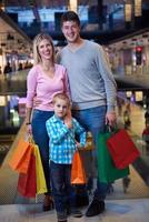 Sverige, 2022 - familj i handla köpcenter foto