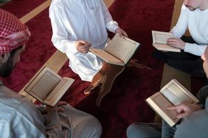 muslim människor i moské läsning quran tillsammans foto