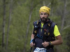 cantalupo ligur, Italien - Maj 15 2021 - sten dörr porte di pietra rättegång löpning maraton foto