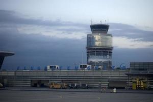 graz flygplats österrike på solnedgång foto