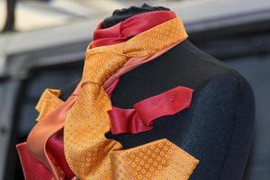 italiensk tillverkad silke slips på visa stå foto