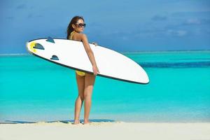 skön kvinna koppla av på tropisk strand foto