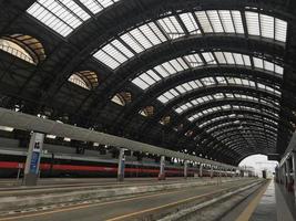milano, Italien - april 9 2018 - milan central järnväg station kråka foto