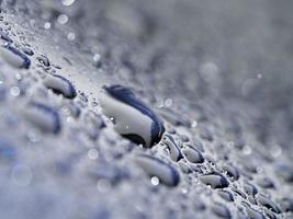 regn droppar på blå metall stänga upp makro foto