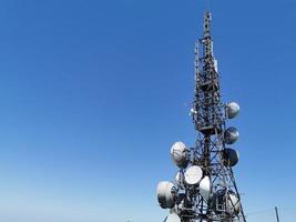 cellulär kommunikation antenn torn på blå bakgrund foto