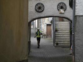 cantalupo ligur, Italien - Maj 15 2021 - sten dörr porte di pietra rättegång löpning maraton foto