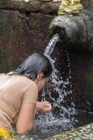 pura tirta empul, bali, indonesien - augusti 17, 2016 - balinesisk människor på de tempel för full måne firande foto