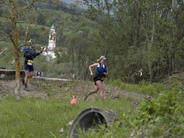 cantalupo ligur, Italien - Maj 15 2021 - sten dörr porte di pietra rättegång löpning maraton foto