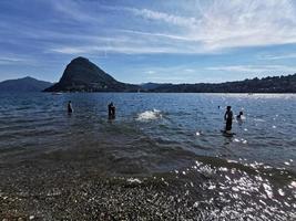 lugano, schweiz - juni 23 2019 - lugano se stadsbild från de sjö full av människor foto