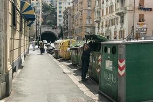 genua, Italien - juni, 9 2017 - migrerande sökande mat inuti sopor skräp behållare foto