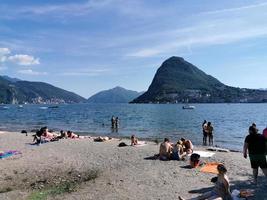 lugano, schweiz - juni 23 2019 - lugano se stadsbild från de sjö full av människor foto