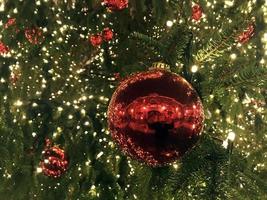 jul träd röd bollar dekorationer på gata marknadsföra foto