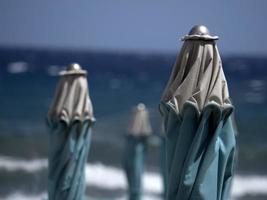 sommar Sol paraplyer på liguria strand foto