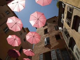 grasse Frankrike rosa paraplyer gata foto