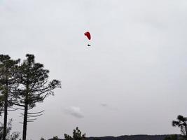 paraglider på molnig himmel i monterosso cinque terre Italien foto